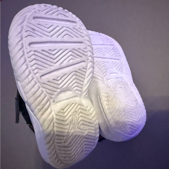 Boys Michael Jordan Stay Loyal shoes in black & red. Size 6 C EUC - Picture 6 of 7